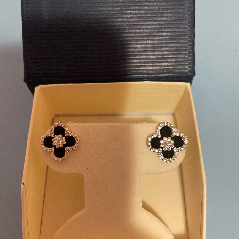Clover stud earrings